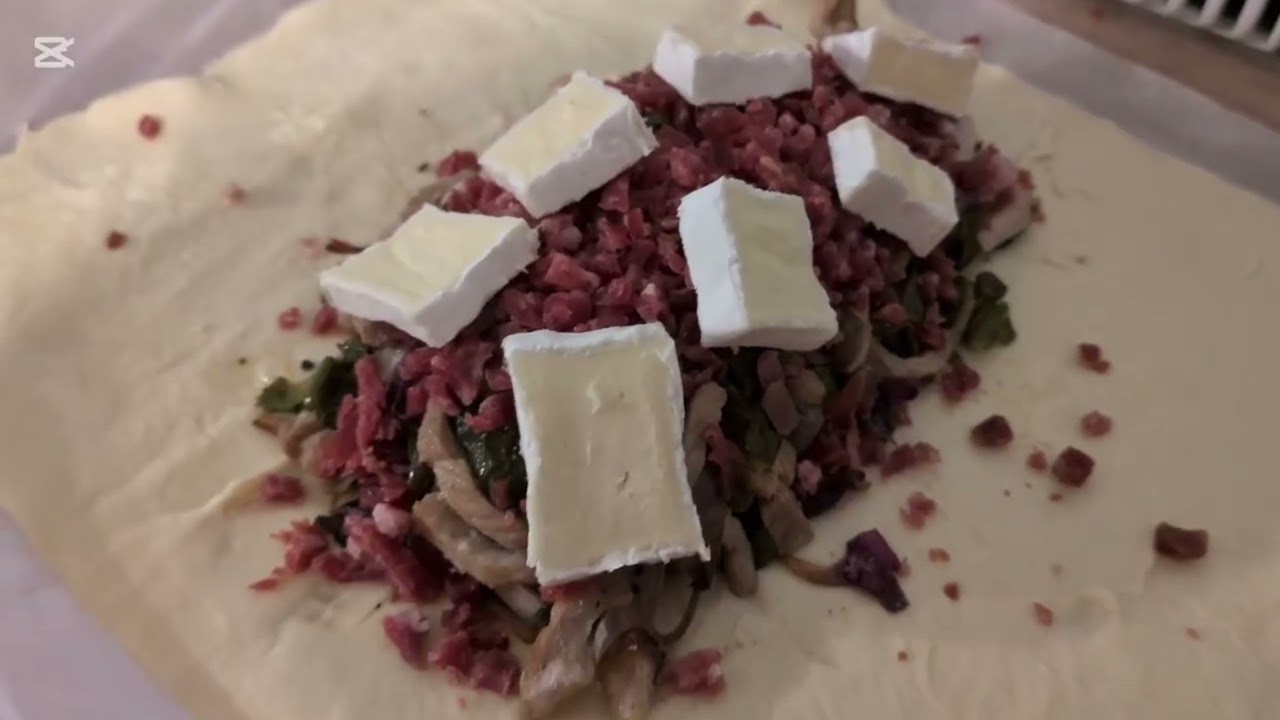 Empanada de sofrito de cebolla pimiento y tiras de lomo de cerdo. Taquitos de jamón y queso.