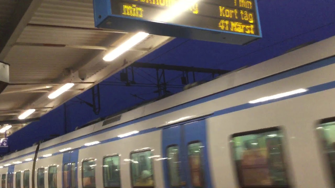 Vi filmade på Älvsjö två pendeltåg Kom in till perrongen