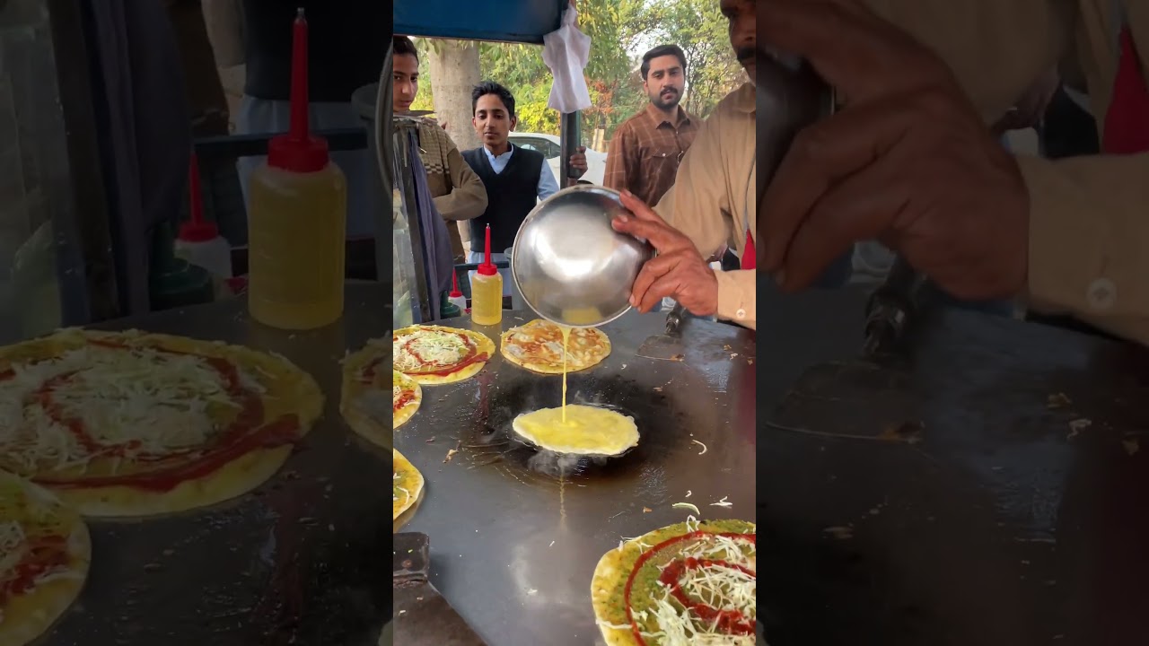The mouthwatering spicy street oldman making Egg naan roll #gujranwalafood