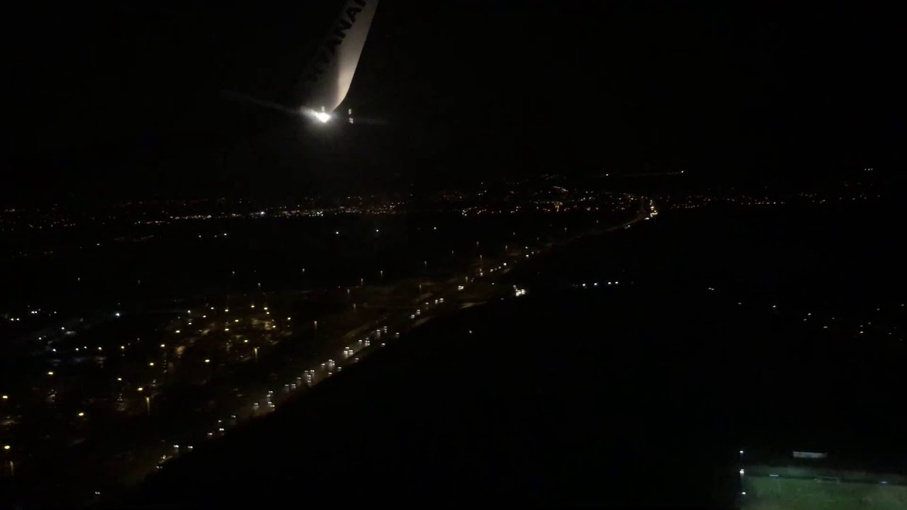 Ryanair B737-800 Lading in Dublin Airport RWY 28 (DUB)