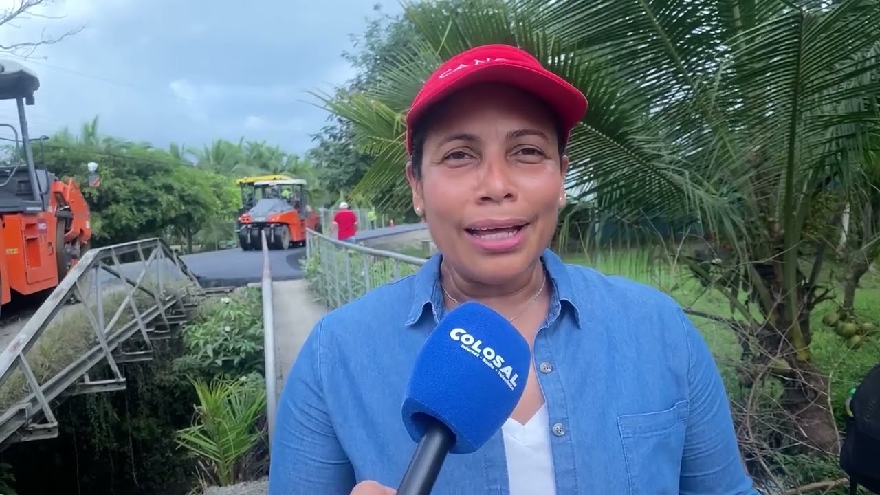 Los vecinos de la comunidad de Bambel 2 de Golfito con su carretera en pésimas condiciones.