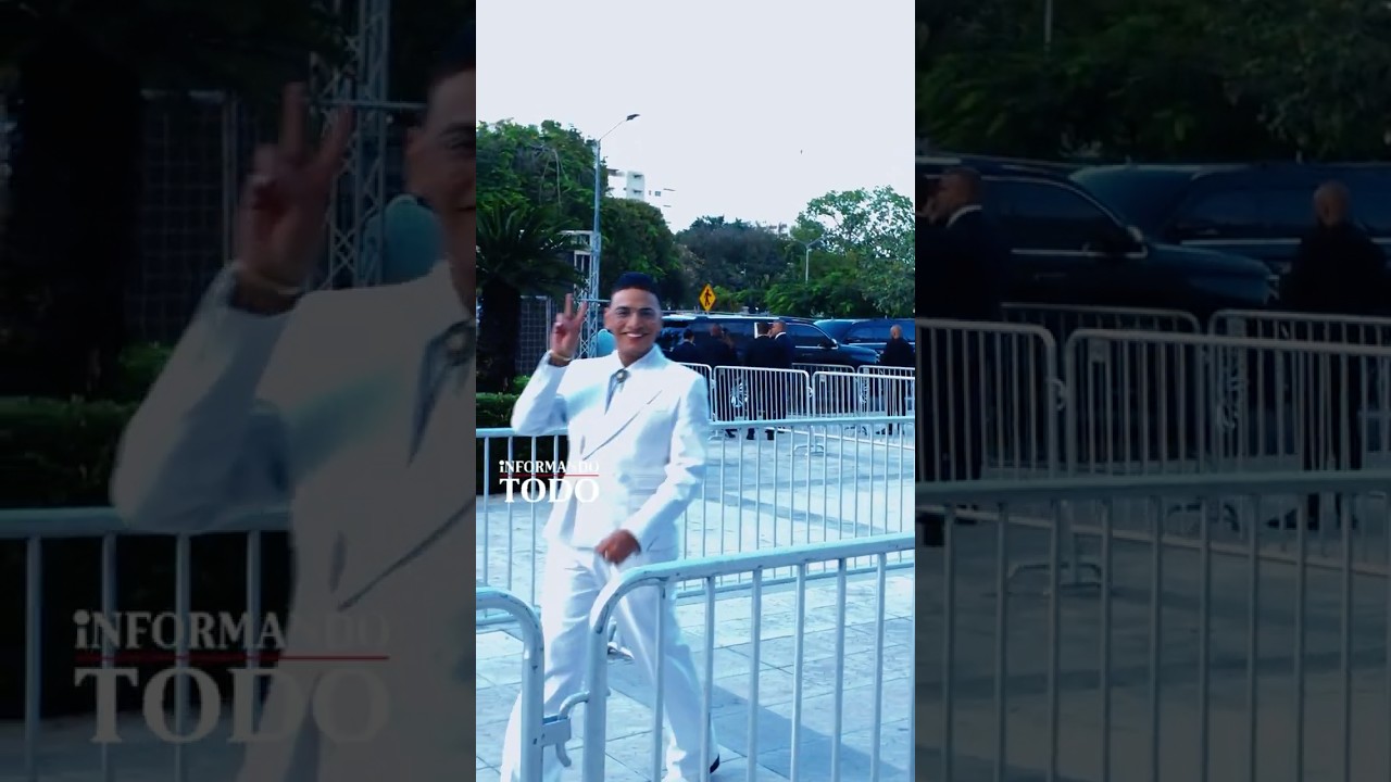 Moises Salce con su estilo en Premios Soberano 2025.