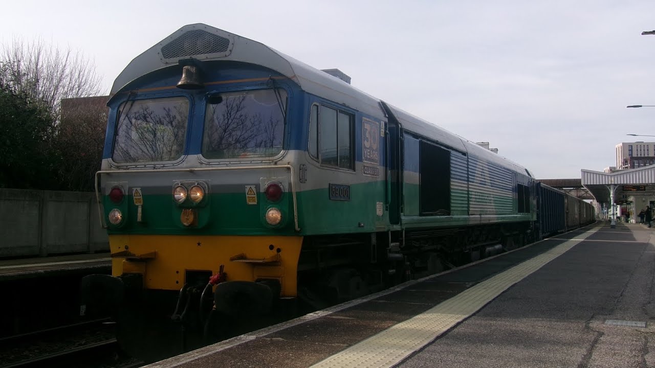 Class 59 (59001) departing Hove with a tone on 4/3/24