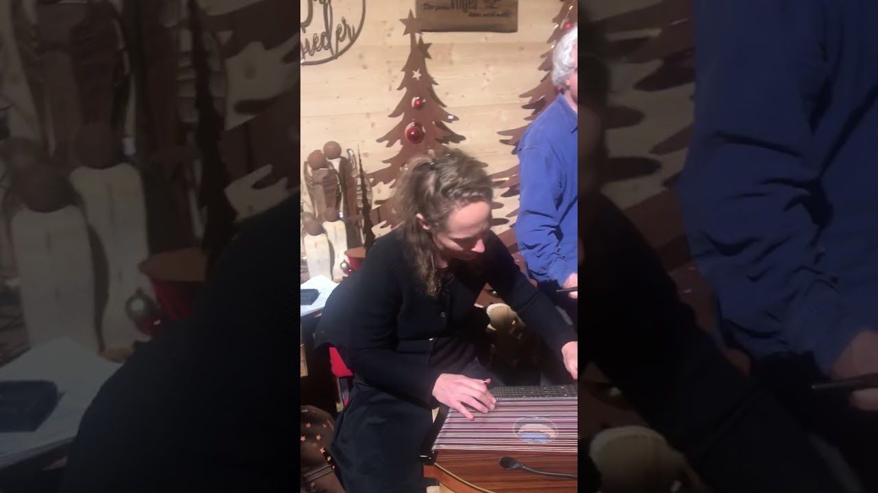 Nothing else Matters auf der Zither - Carolin Huber beim Edelrost Weihnachtsmarkt Metallmichl