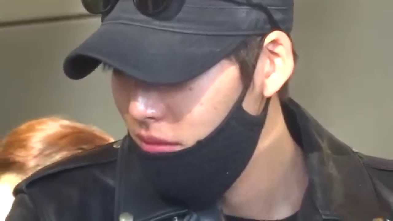 Kim Woo Bin's LAX departure (closeup)