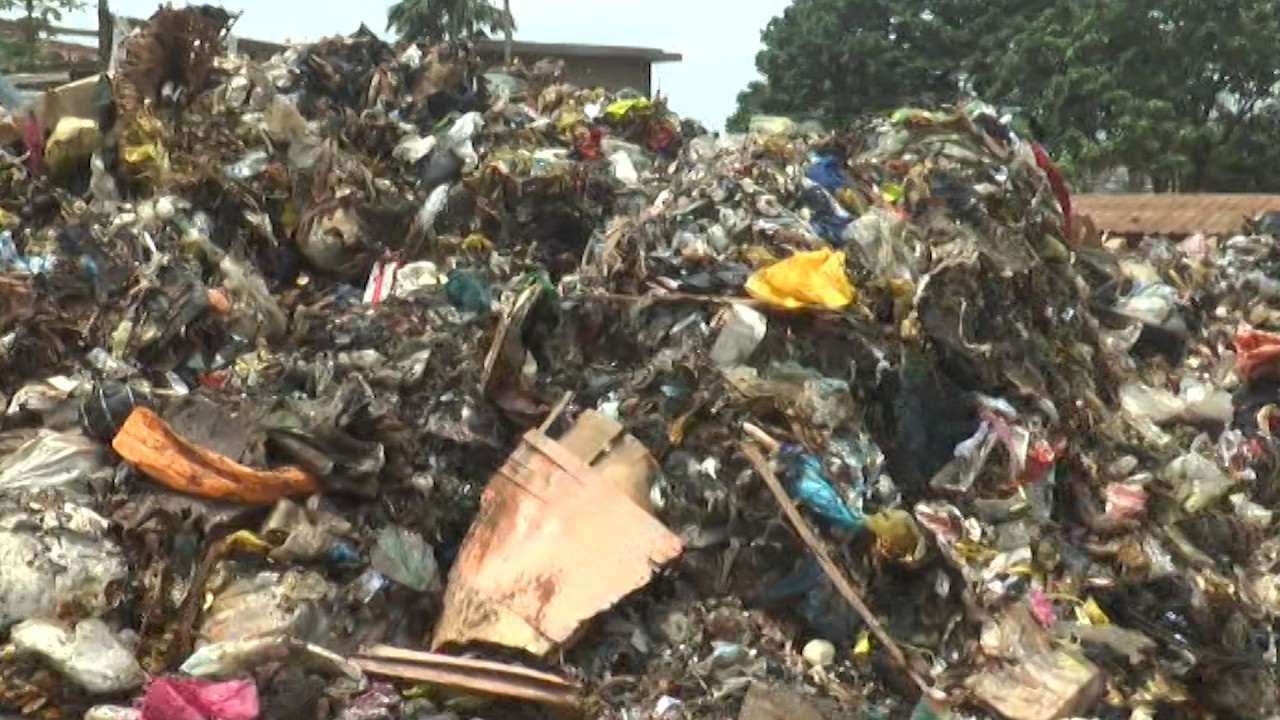 YAOUNDÉ : POURQUOI LES DÉCHETS MÉNAGERS REVIENNENT EN FORCE - EQUINOXE TV