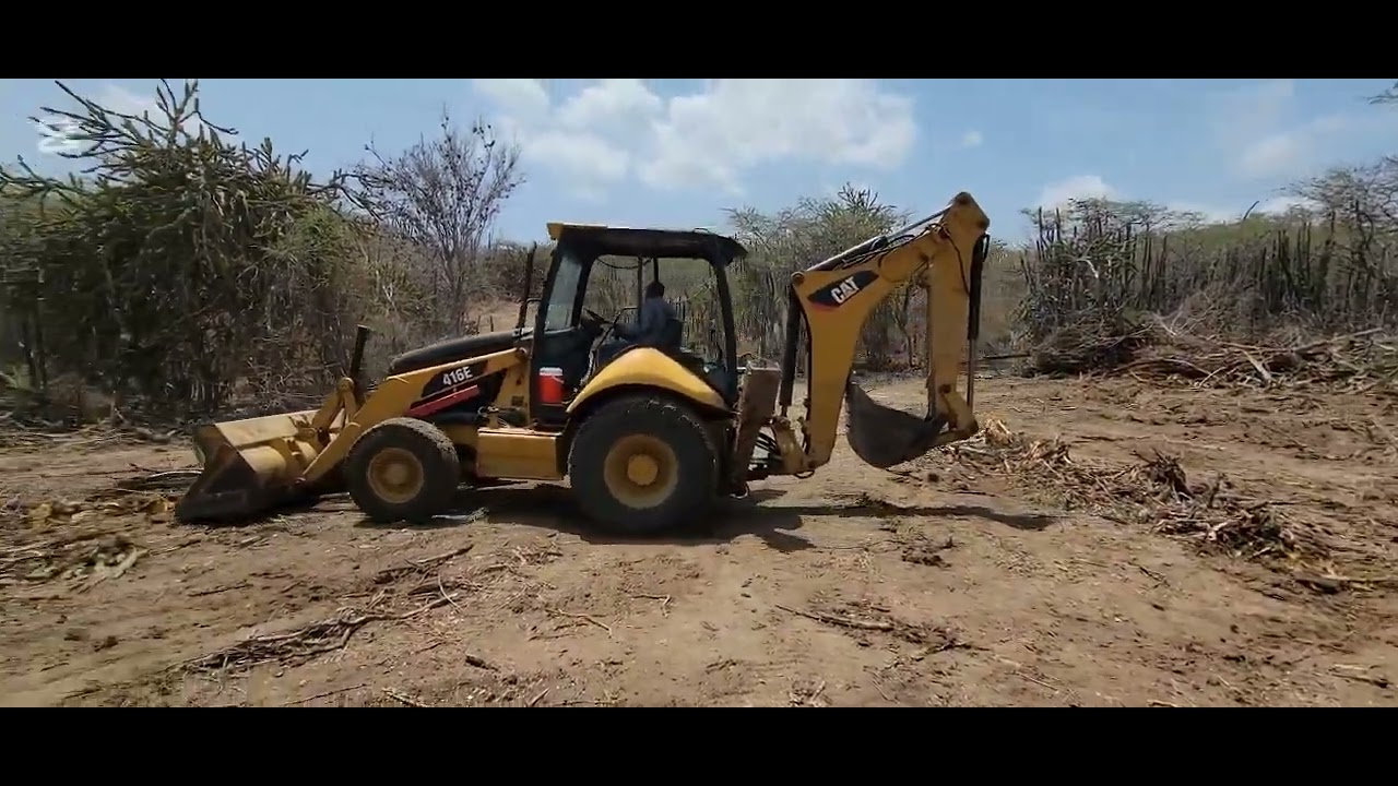 🔧💪 Poder en acción: maquinaria pesada limpiando terreno 