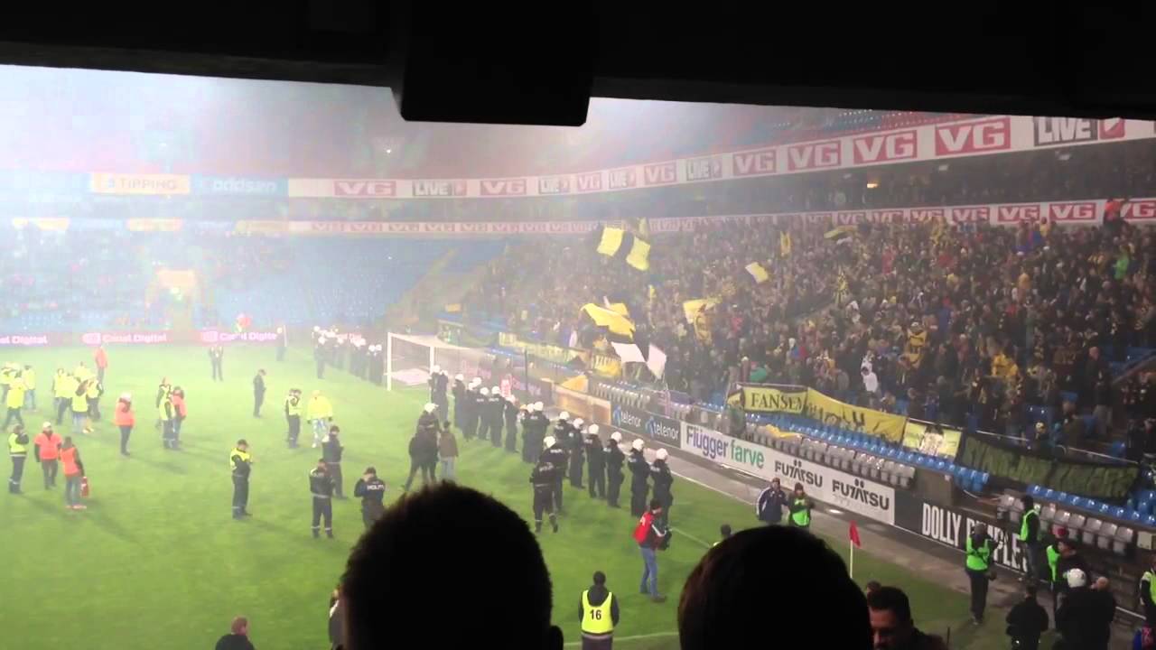 Vålerenga - Lillestrøm 11/11-2012 (Kanarifansen røyklegger Ullevål)