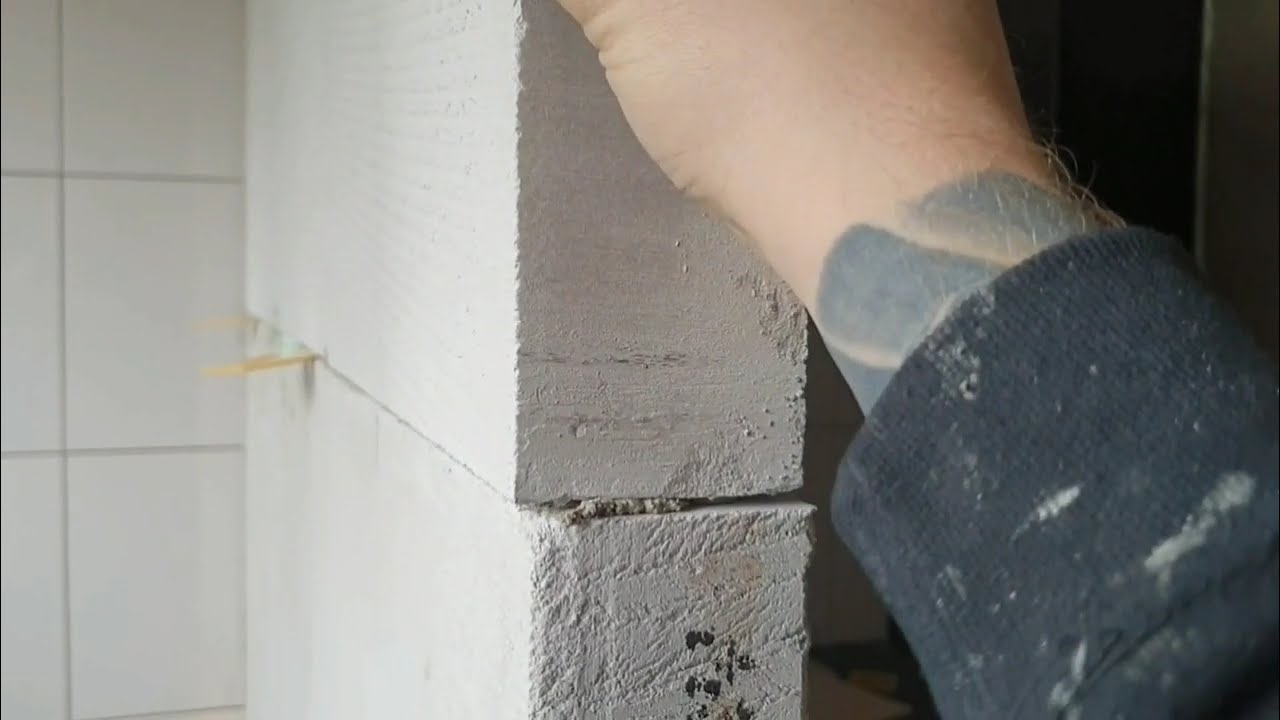 ZELF EEN MUUR METSELEN IN BADKAMER SPATWAND MAKEN MET GIPSBLOKKEN