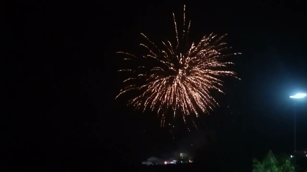 初三了，还有人放烟花