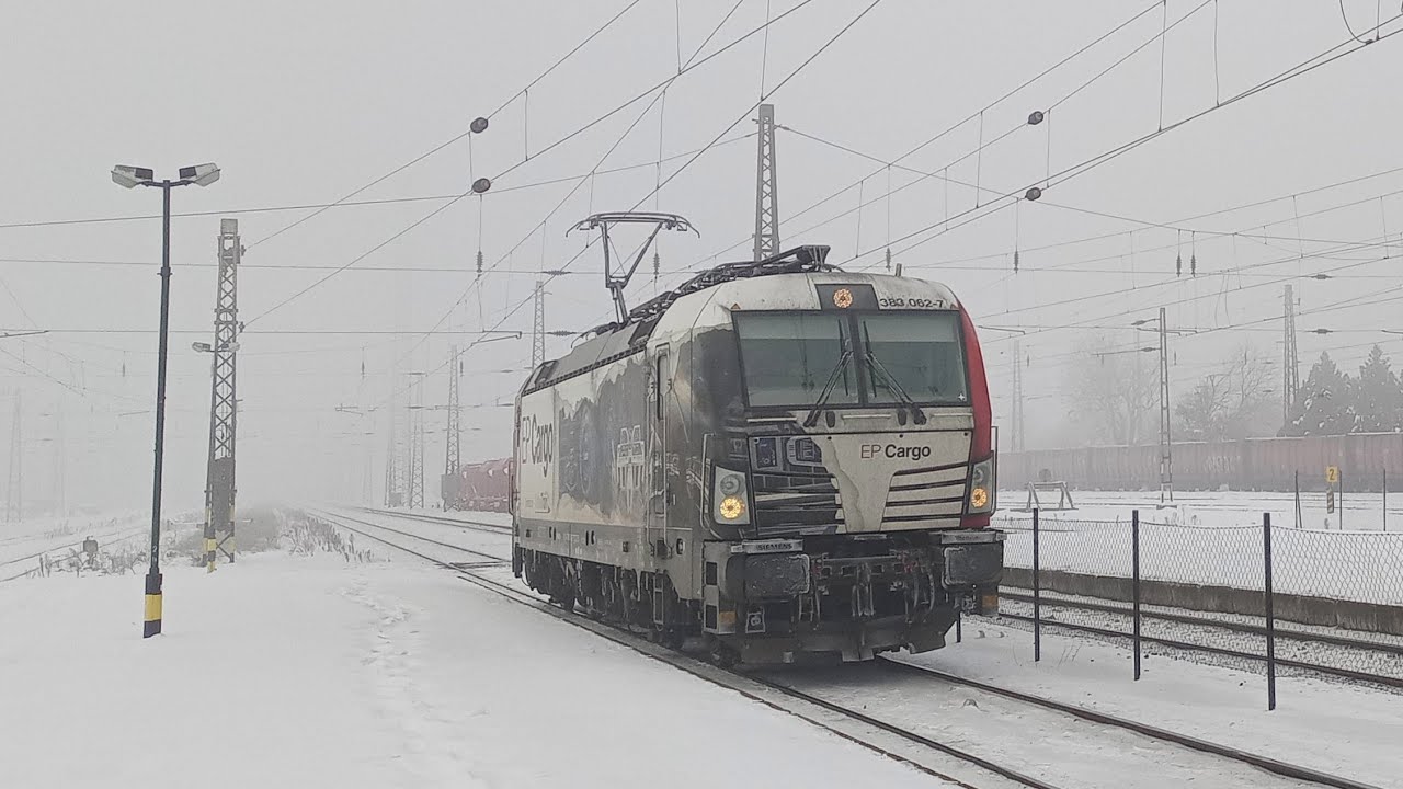 Vectron gépmenetben suhan a ködös havas Füzesabonyban