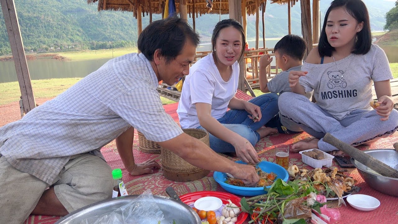 Tuav qaub taub ntoos (ຕຳສົ້ືມ)