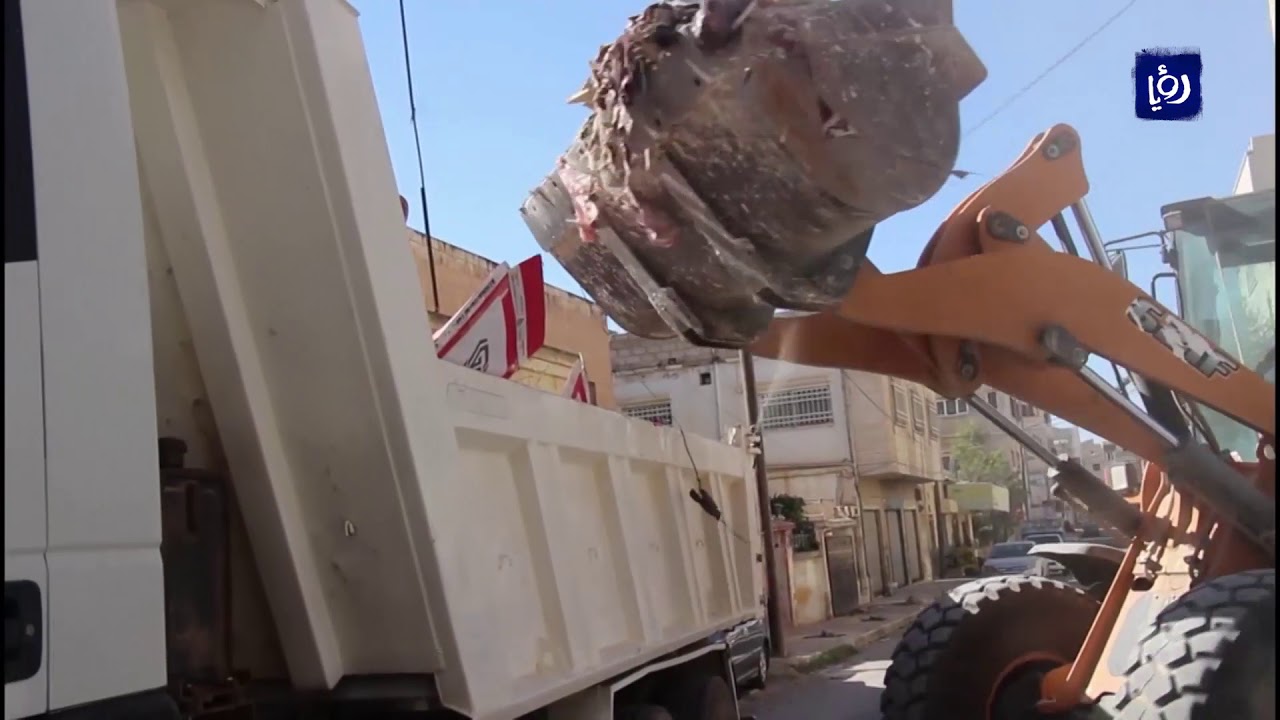 بلدية المفرق الكبرى تواصل أعمال إزالة النفايات وتنظيف المدينة خلال يومي الحظر - 17/10/2020