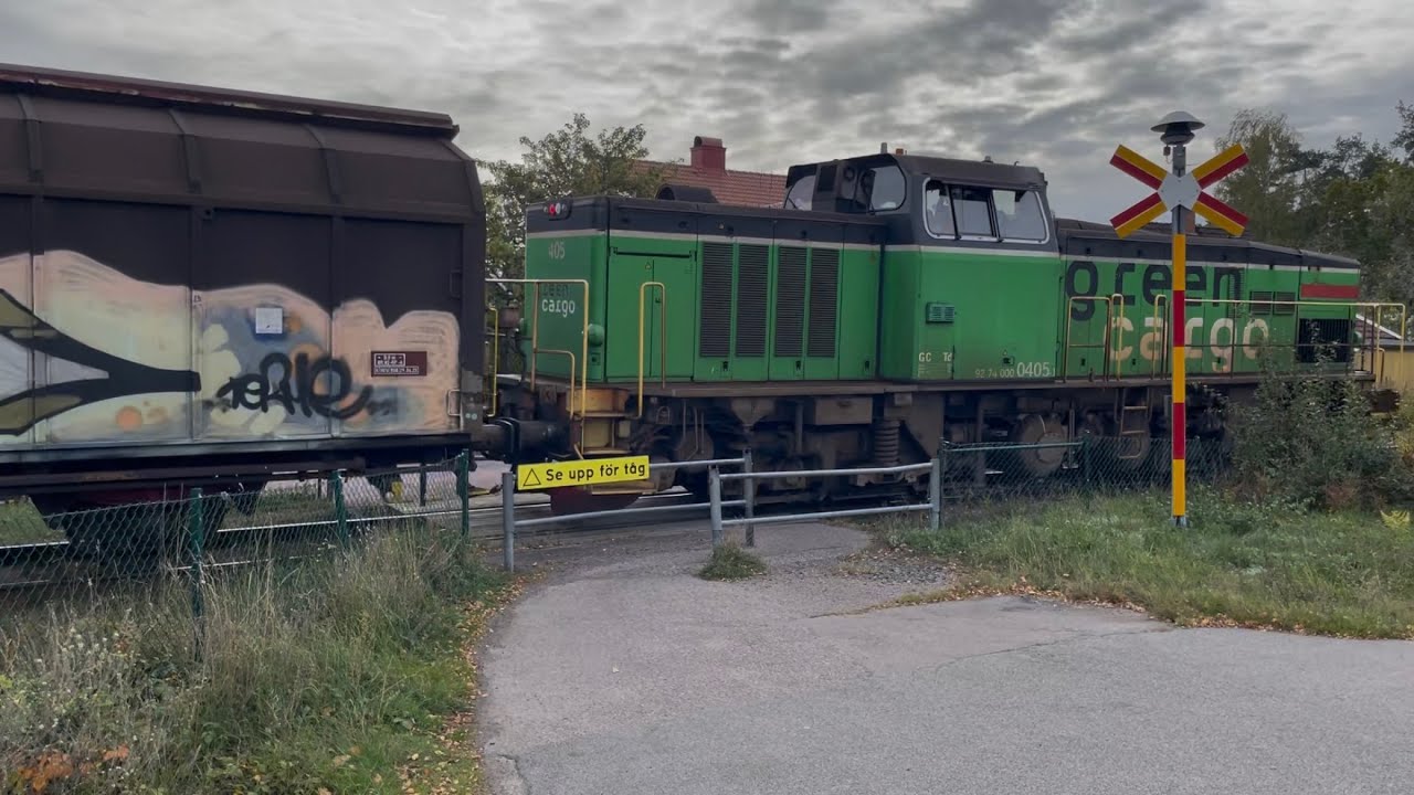 Järnvägsövergång i Oskarshamn med Godståg - Swedish level crossing