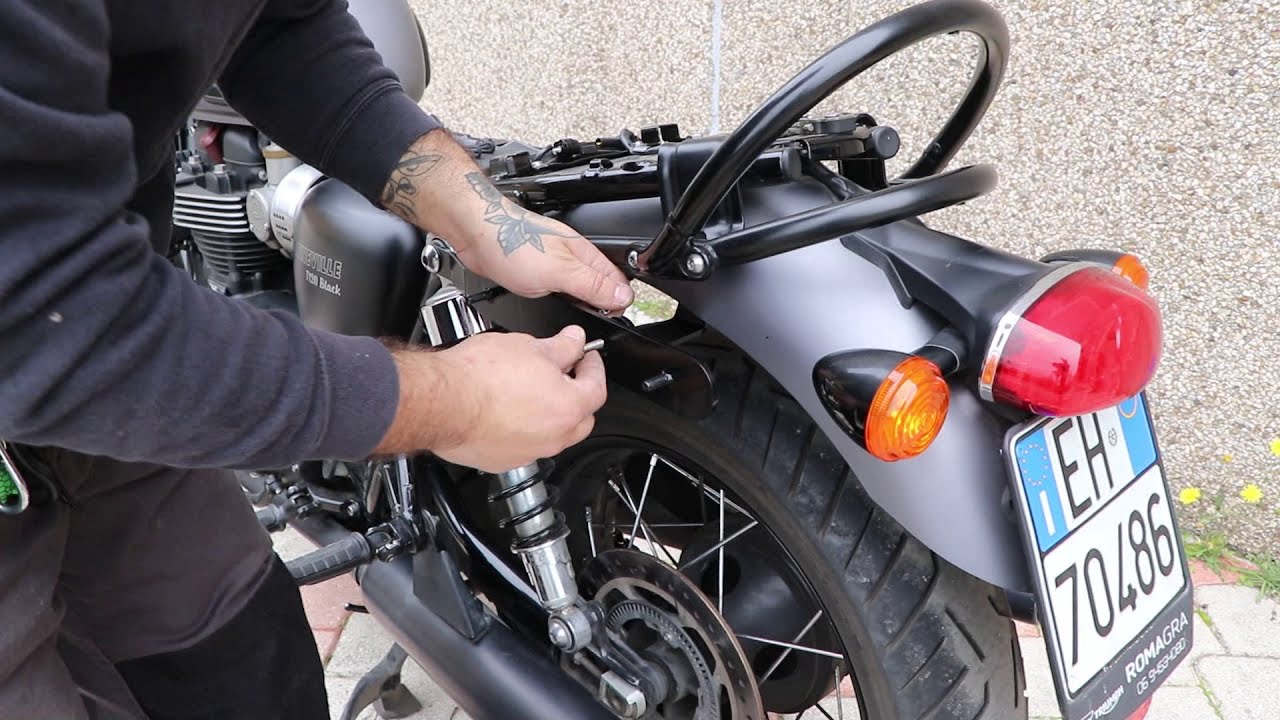Ends Cuoio - How to install Ends Cuoio saddlebags on Triumph&reg; Bonneville&reg;