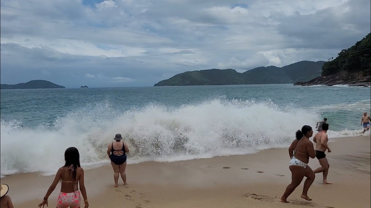 Povo arriscando a vida no último dia do ano em Ubatuba 😮😮