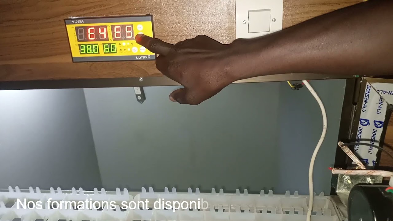 COUVEUSE AUTOMATIQUE DE 1056, Fixation de la chaine sur le moteur de retournement des œufs