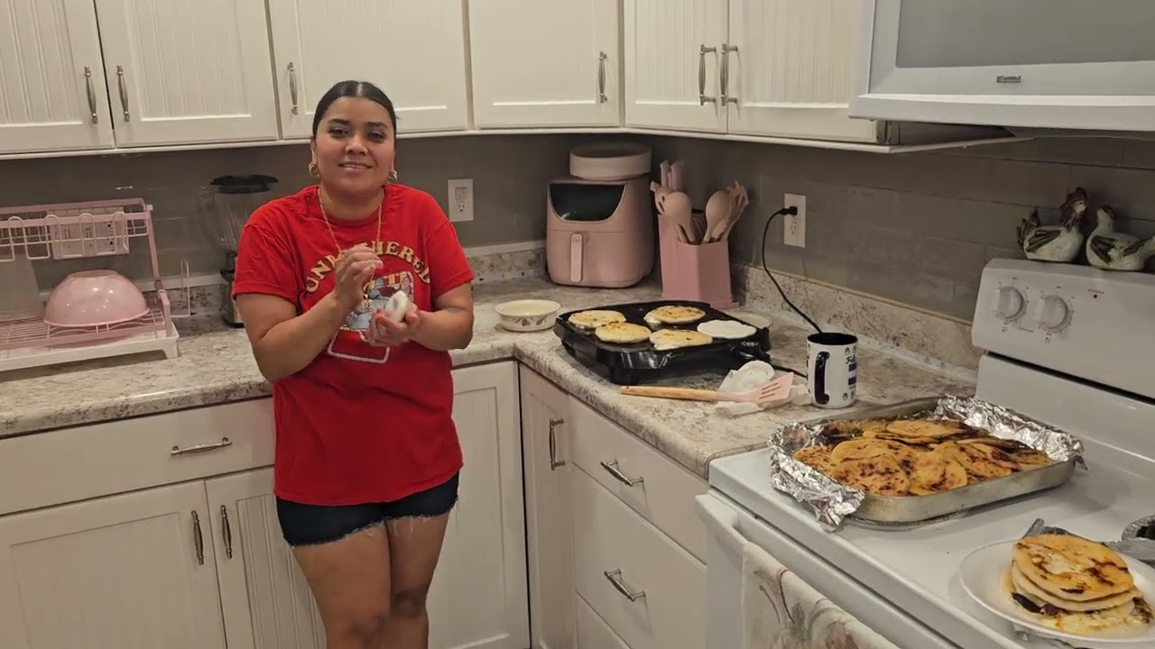 Doña Lupe complaciendo a Don Palillo☕️☕️🥧🍴