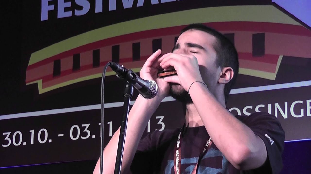 אחד המתחרים בקטגורית בלוז, Harmonica  Blues