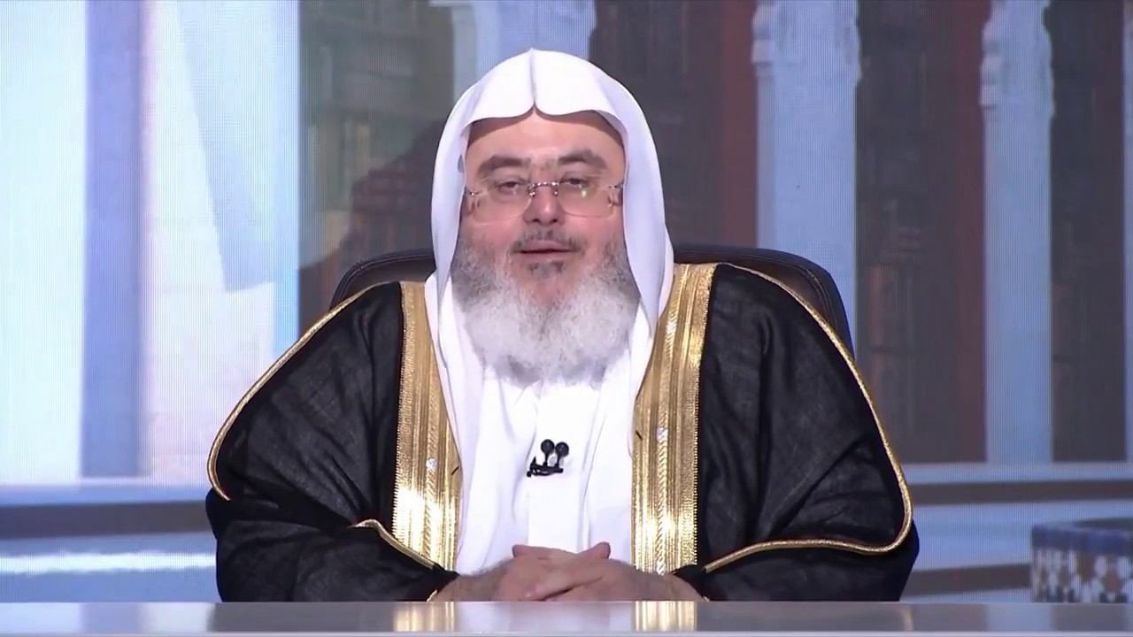 الشيخ محمد صالح المنجد/ عند السجود هل يفرّق المصلّي بين القدمين أو يلصقهما ؟