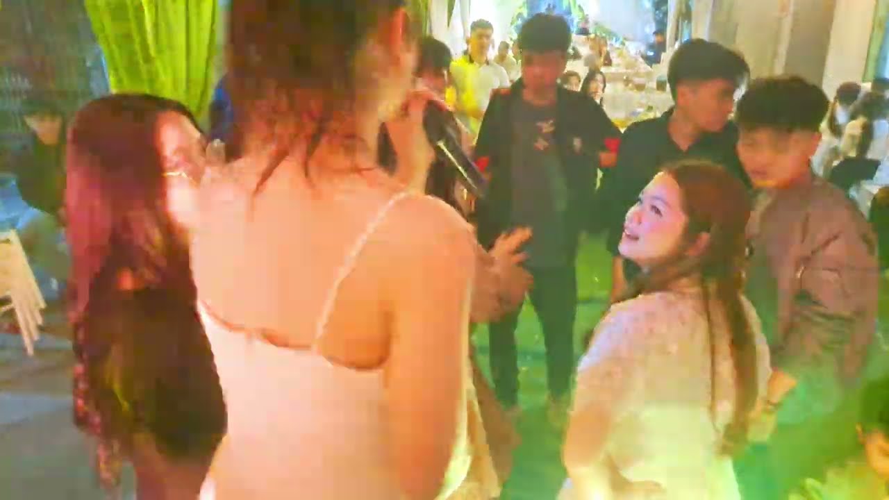 Cô dâu nhảy DJ máu lửa quá