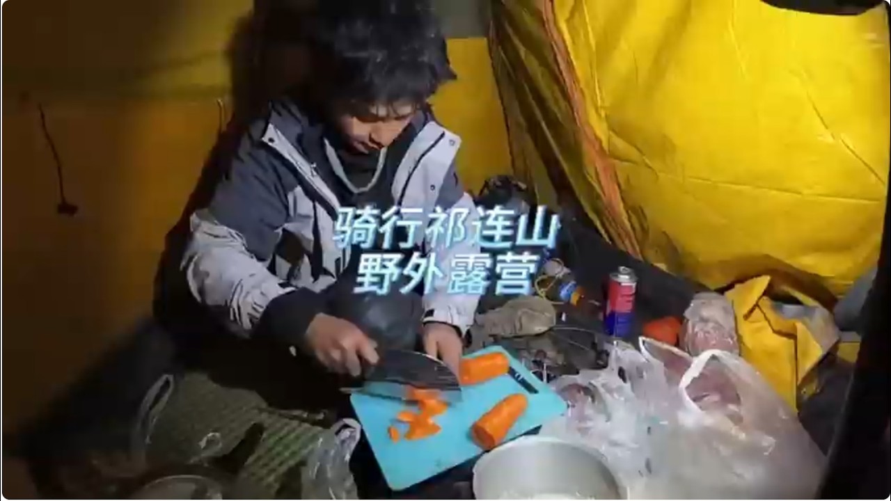 骑行祁连山，离开西宁一路上坡，路边空地野外露营#骑行 #露营 #穷游 #户外   #抖音