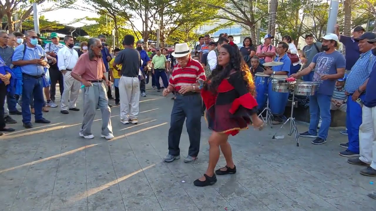 Santaneca bailando con  hipolito 