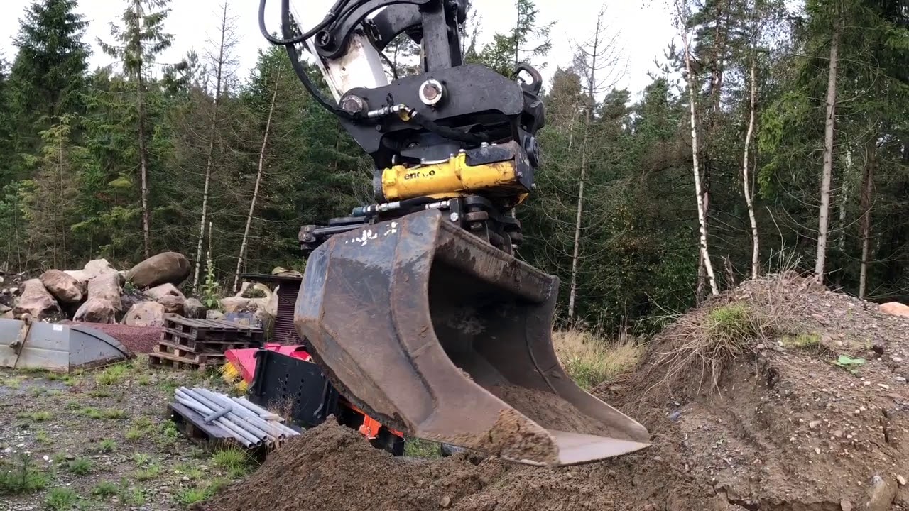 Köp Bobcat E57W -17 inkl rotator m grip, 7 redskap & tippvagn
