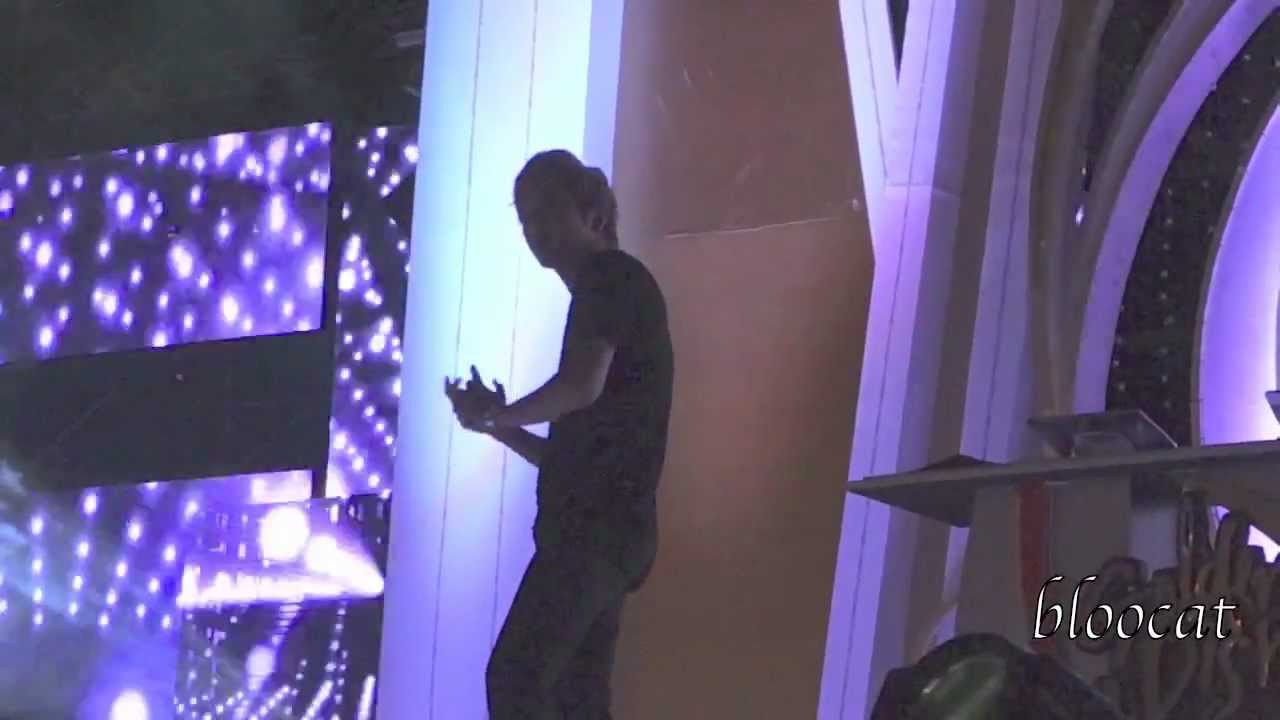 [Fancam] MC Yonghwa (CNBLUE) dances & 'DJs' to Kara [Golden Disk Awards 2013]