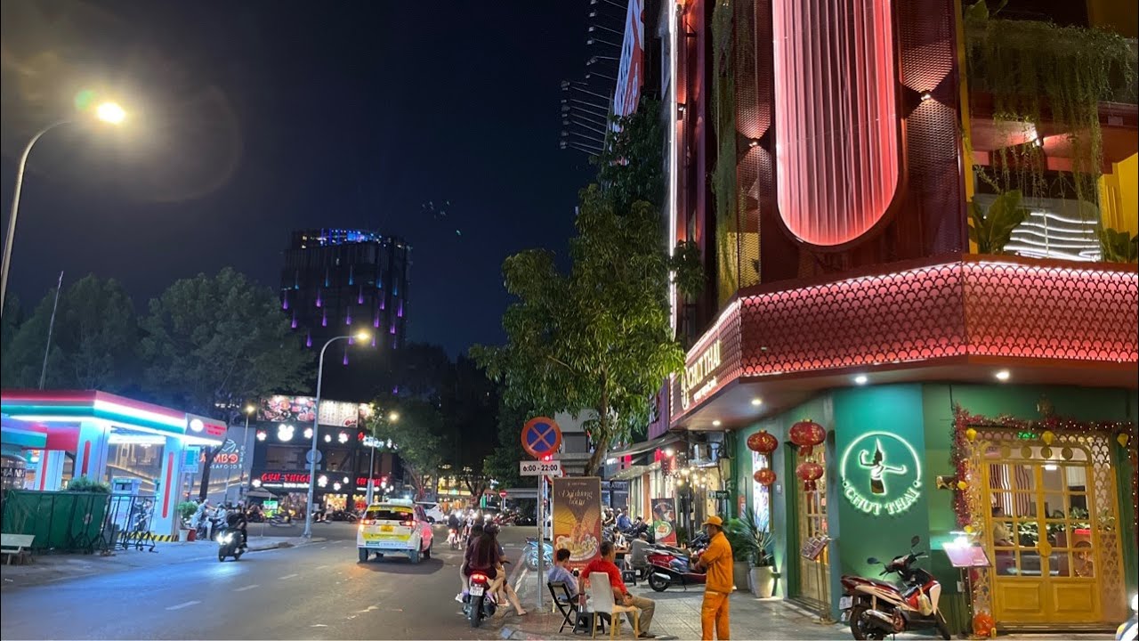 Vietnam First Time LIVE Exploring Ho Chi Minh City (Saigon) Sunday Night (March 17, 2024)