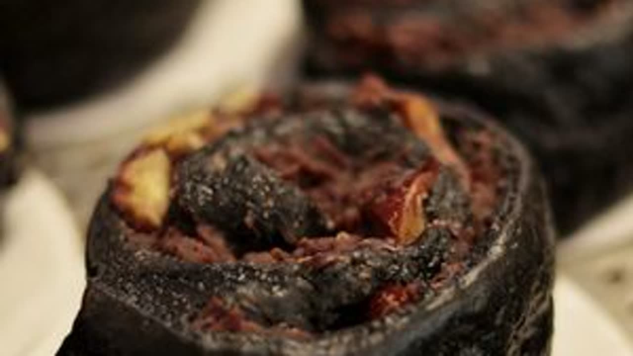 什么，馒头也能越吃越美？ 养生馒头真可以在家变着花样做。今天的黑芝麻红豆馒头都是厨房里的随手食材。姐妹们，想吃馒头了，就好好享受自己动手的快乐。#养生馒头 #美食教程