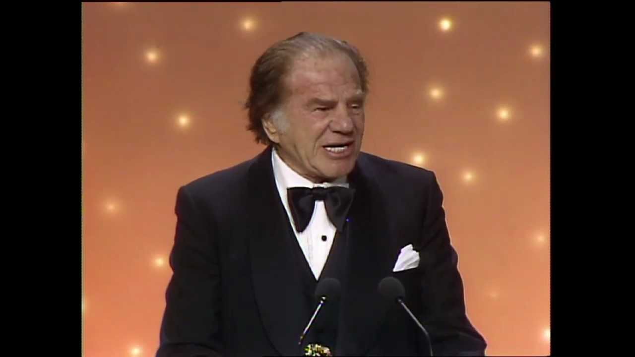 Lionel Stander Wins Best Supporting Actor TV Series - Golden Globes 1983