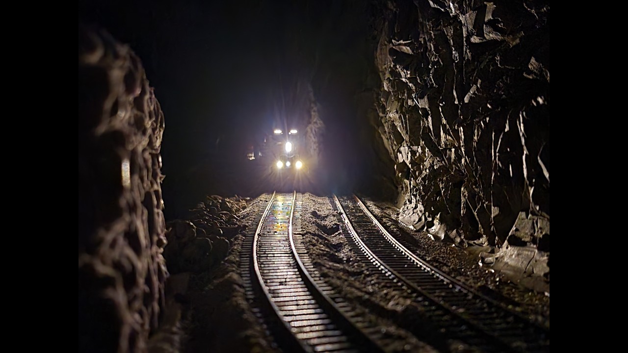 K&W HO Scale Model RR, Construction Update #42 -  Track weathering/ballast work, & river rock added