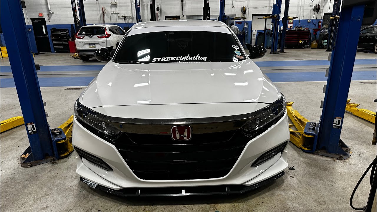 Установка красных эмблем JDM на Honda Accord 2019 года