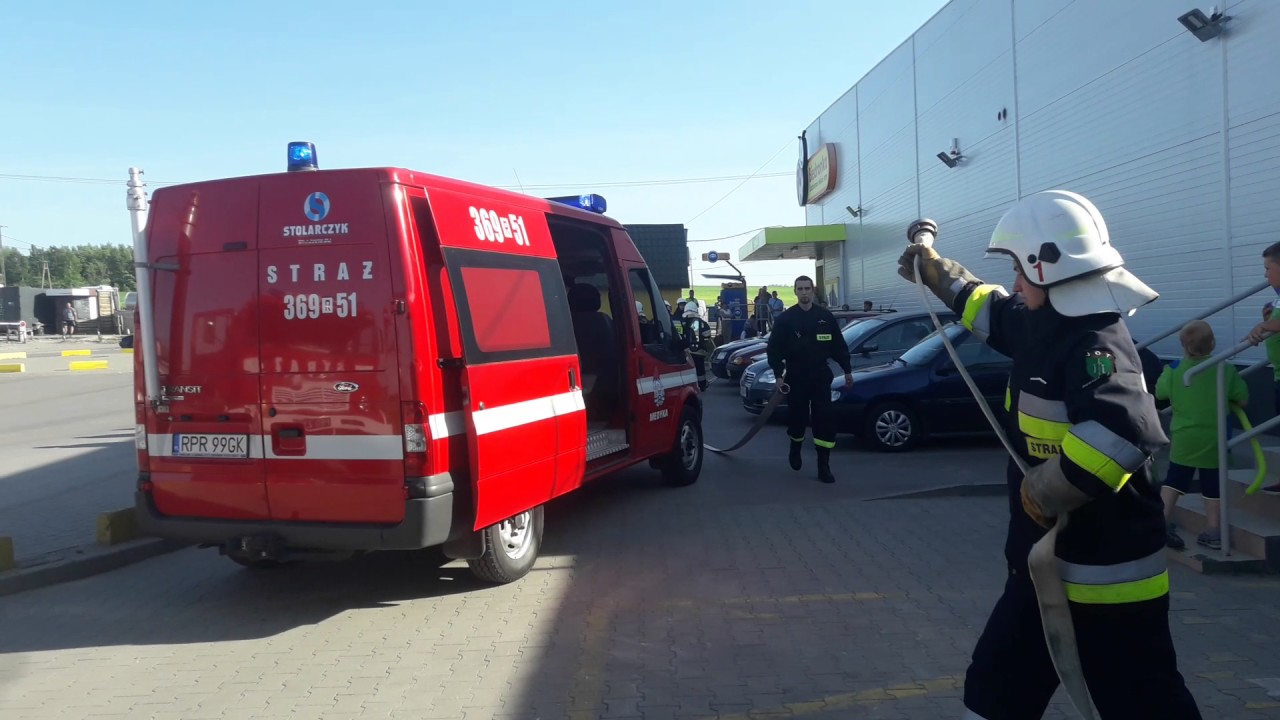 Pokaz  Sklepie Biedronka  w wykonaniu OSP Medyka