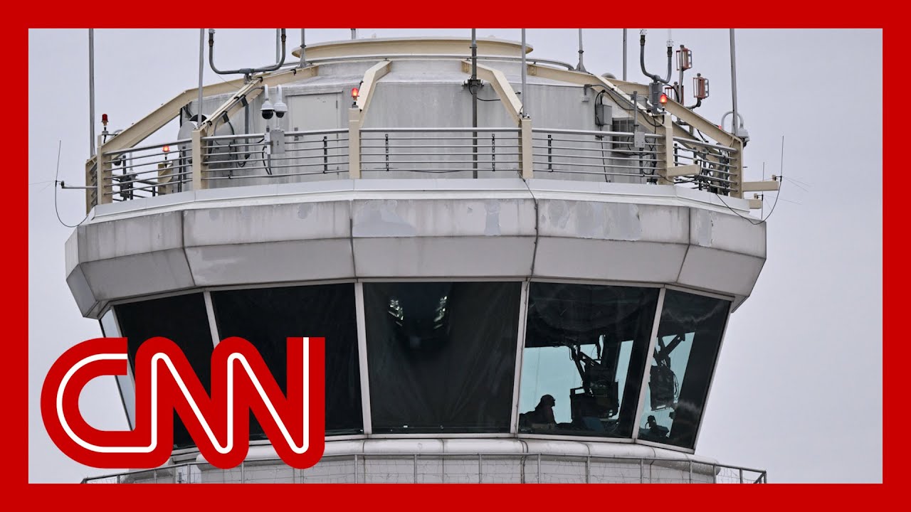 Авиадиспетчеры не получили первую зарплату после приостановки работы