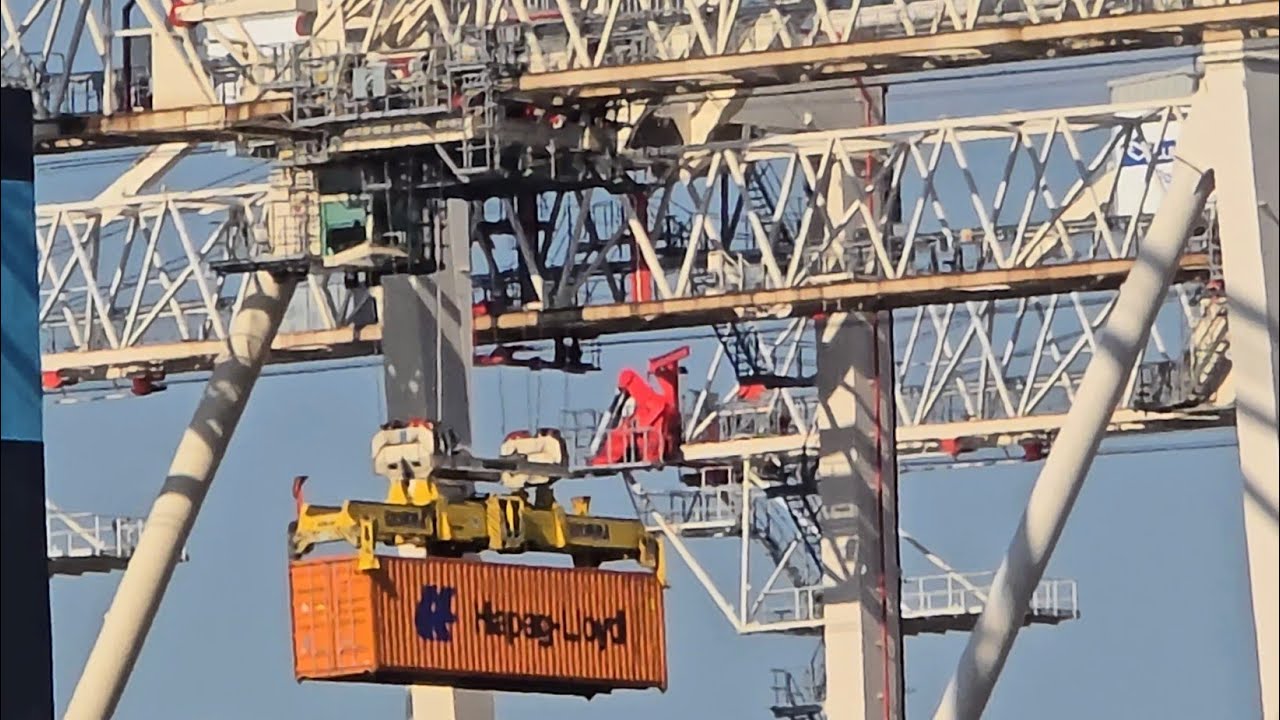 MANOVRE VELOCISSIME CON GRU!! SPOSTAMENTO CONTAINER SULLE IMMENSE NAVI DELLA MAERSK