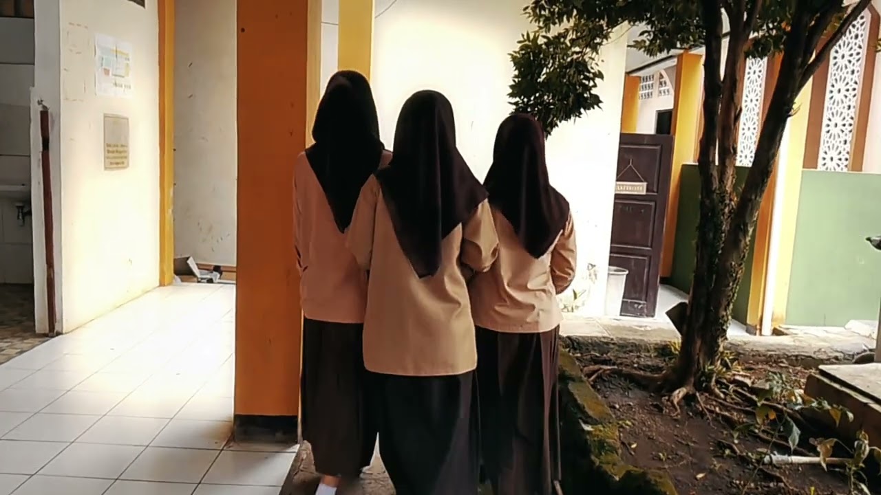 Tugas PPKN Bab 1 : Hidup Berpancasila didalam  Kehidupan Bermasyarakat 