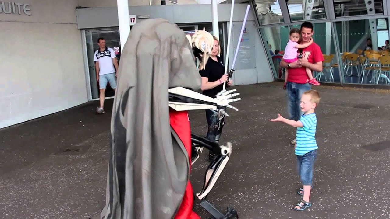 General Grievous High Fives a fan - Star Wars Pro Cosplay - Return of the Garrison - June 2014