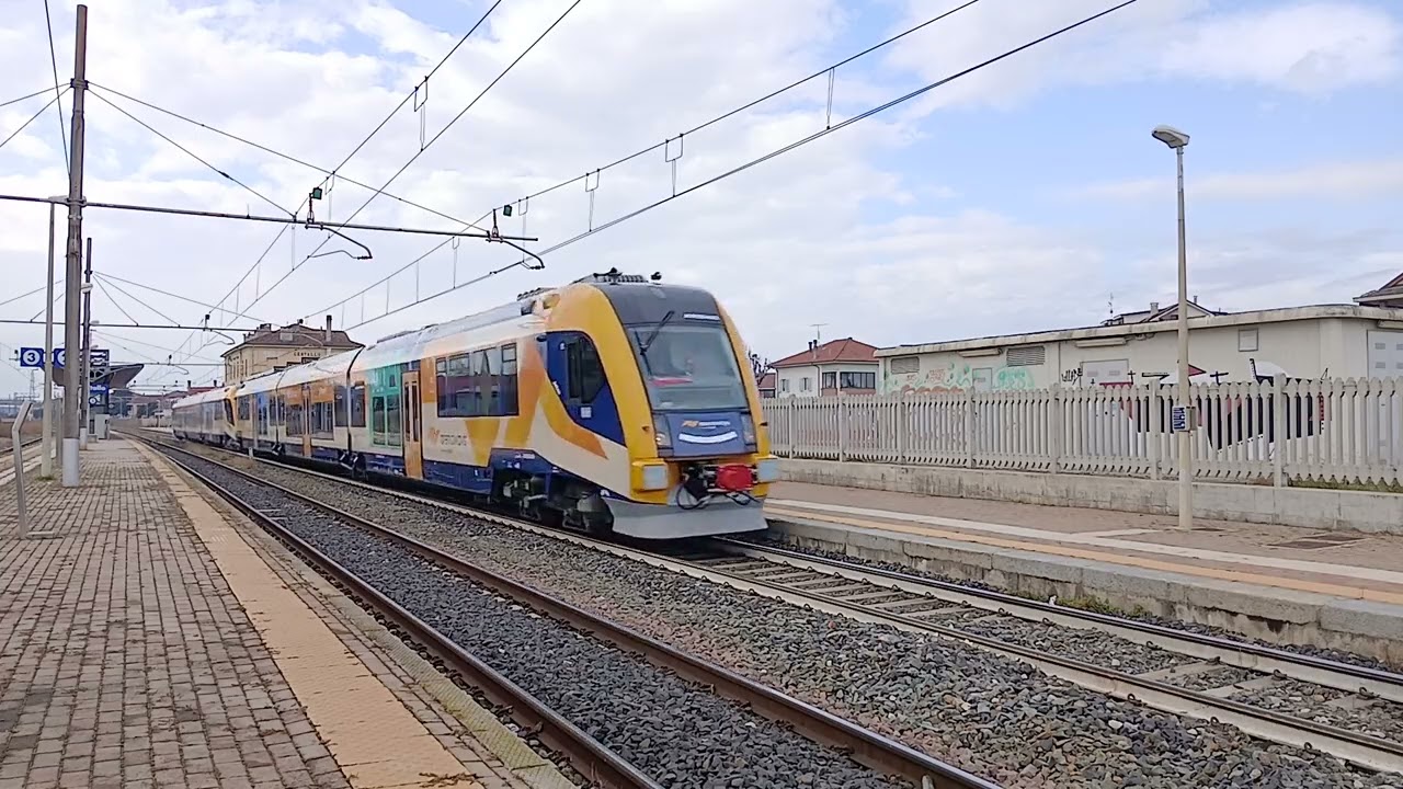 ARENAWAYS   ATR220-035+036 invio materiale cuneo torino in transito a centallo