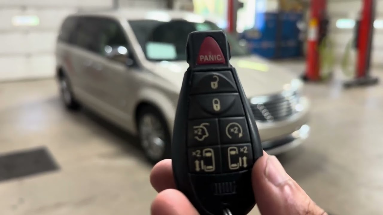 2013 Chrysler Town and Country Touring L (walkthrough)