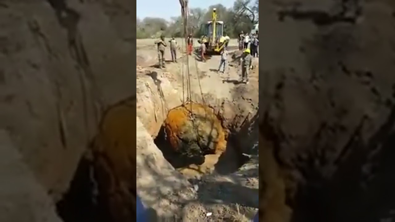 Momento histórico de la extracción del meteorito GANCEDO, en Campo del Cielo, Argentina.