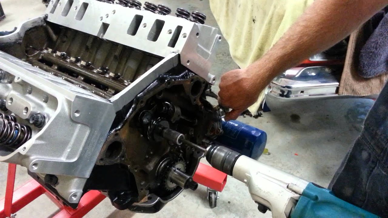 Прокачка масла в ранних моделях Holden V8.