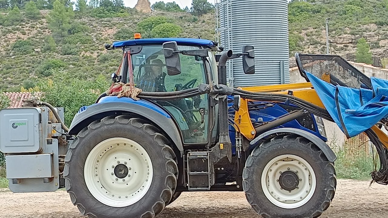 Campaña de almendras 2025 con nueva adquisición NEW HOLLAND T5.120 Dynamic Command 