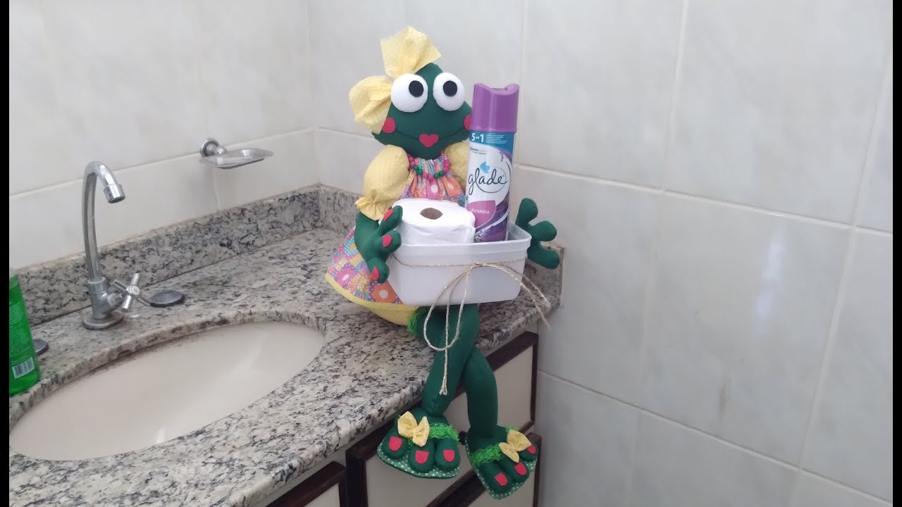Sapinho sentada porta papel higiênico feita com garrafa pet