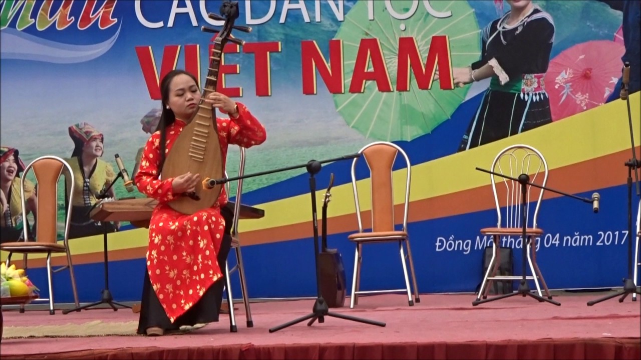 THU THUY plays the pear shaped lute TY BA, D&ocirc;ng M&ocirc;, Vietnam, 23 04 2017