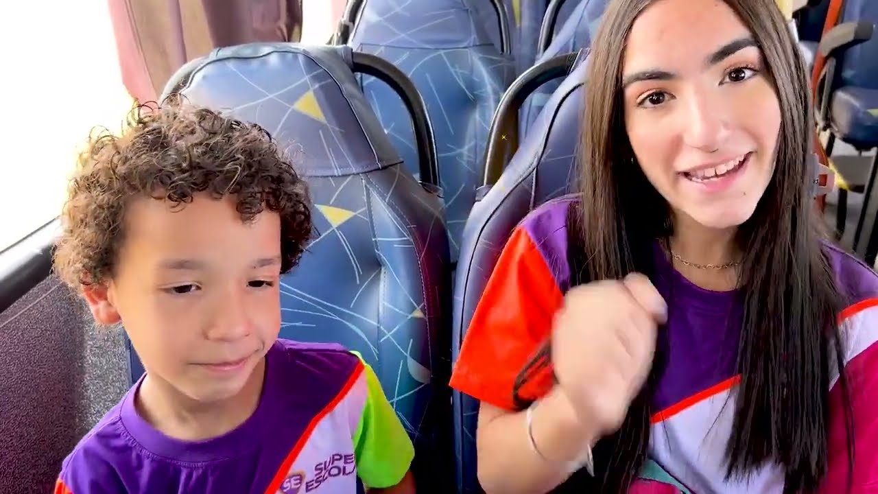 Rafinha em histórias divertidas para crianças no ônibus escolar