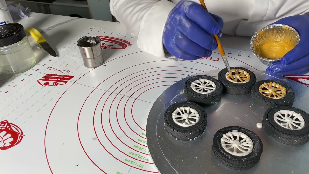 عجينه السكر دولاب السياره عمل كاوتش من عجينه السكر