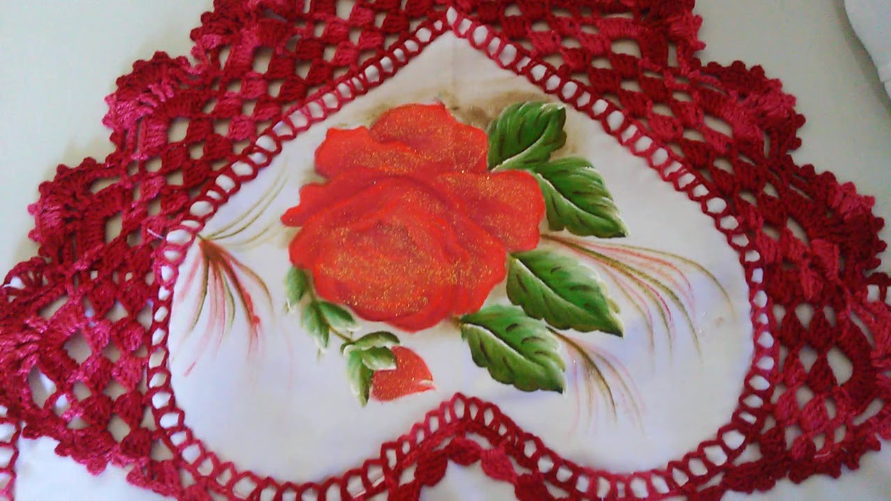 Caminho de mesa coração💕💕💕💕