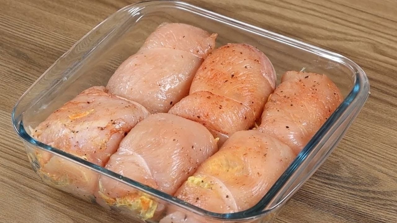 Sorprende a toda tu familia con este pollo relleno. Es fácil de hacer y tiene un sabor delicioso.